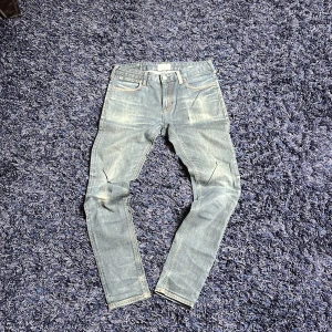 Ljusblå jeans från Scotch & Soda - Ljusblå jeans från Scotch & Soda, modell Skim. Klassisk femficksdesign med läderpatch bak och dekorativa sömmar på bakfickan. Jeansen har en smal passform och raka ben, perfekta till vardags. Hör av er vid minsta fundering🙌