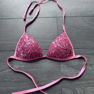Rosa paljettbikini från Calzedonia - Säljer en rosa calzedonia bikini överdel, helt oanvänd🩷🩷