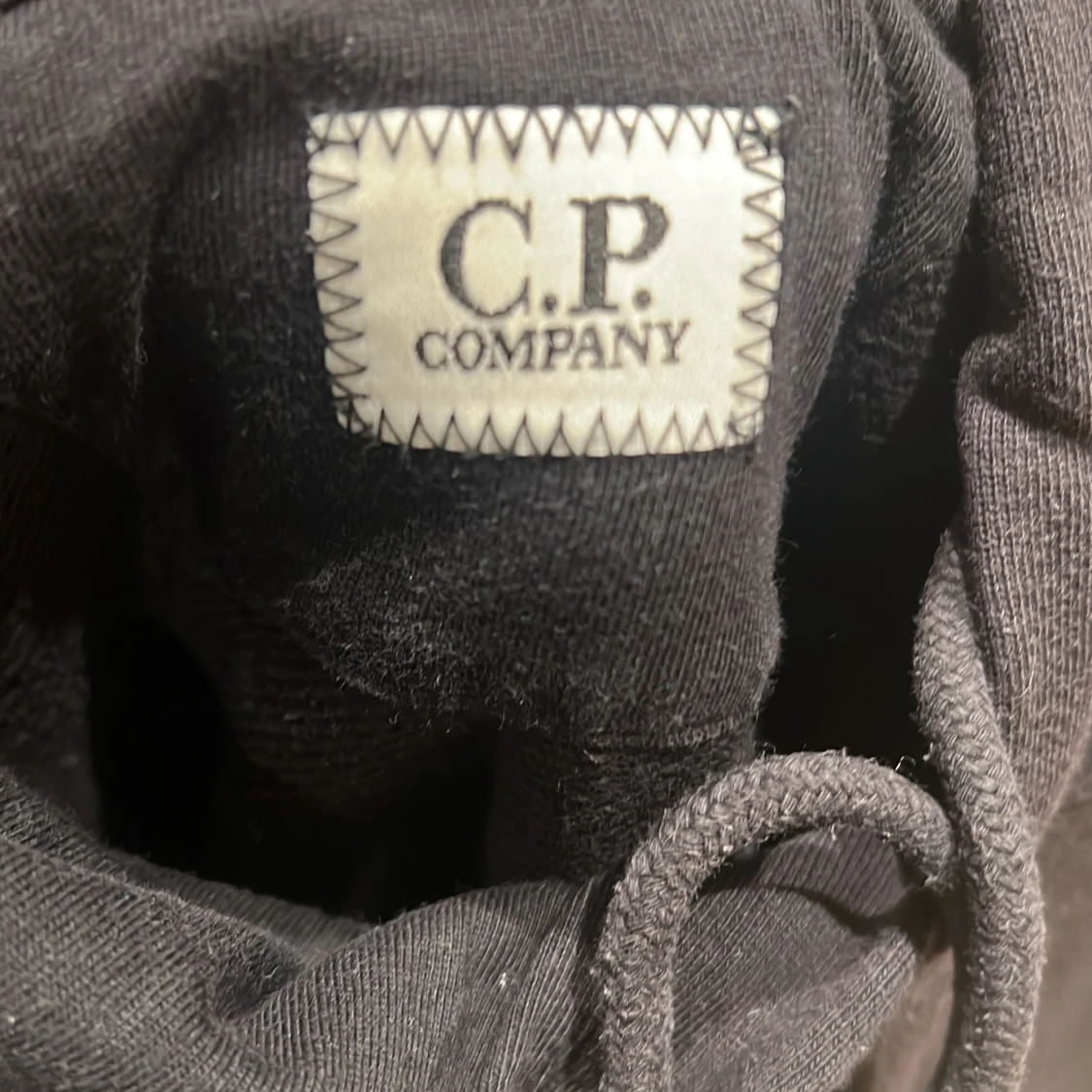Svart hoodie från C.P. Company - 3