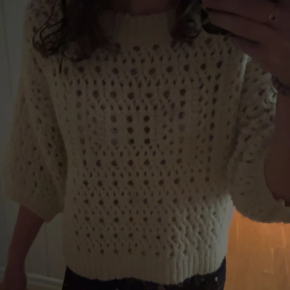 Vit stickad tröja med hålmönster - 1