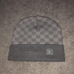 Grå Louis Vuitton mössa  - Grå Louis Vuitton mössa,aldrig använd 