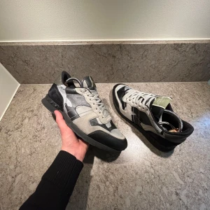 Valentino Rockrunners - Säljer ett par Valentino Rockrunner sneakers i svart, grått och vitt färg. Dom är i mycket bra skicka 9/10. Nypris ligger på runt 6999kr men här kan dom köpas för bara 1899kr. Vid fler frågor är det bara att skriva.