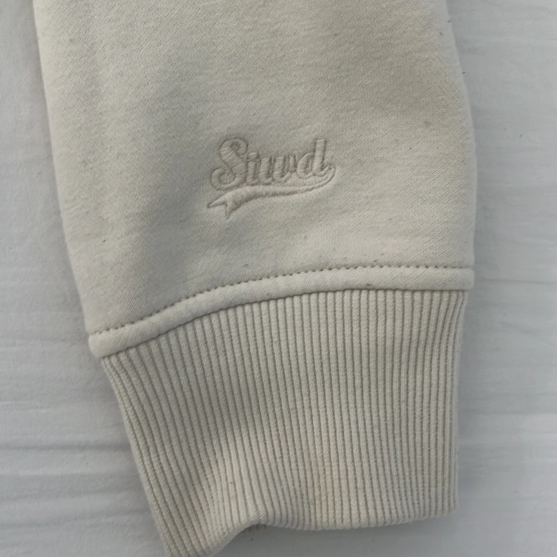 Vit hoodie från Stwd med grön tryck - 3