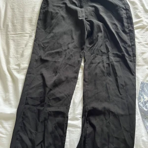 Utsvängda kostymbyxor - Supertunna kostymbyxor från Vila med hög midja. Använda en del men inget som märks förutom att de är noppriga. Slits i benslutet. Kan hämtas upp i Falkenberg annars står köparen för frakten. Säljer då jag inte får användning för de längre. Pris kan diskuteras  Hör av dig vid frågor