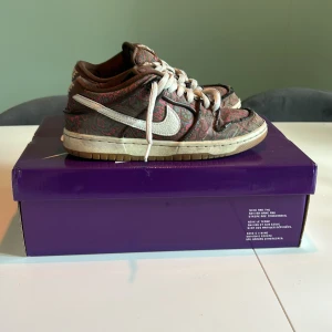 Säljer dessa Nike sb dunks - Tjena jag säljer dessa Nike sb dunks pågrund av för liten storlek nypris är cirka 2500 och skick är ungefär 5/10 box medföljer och pris e prutbart i storlek 36