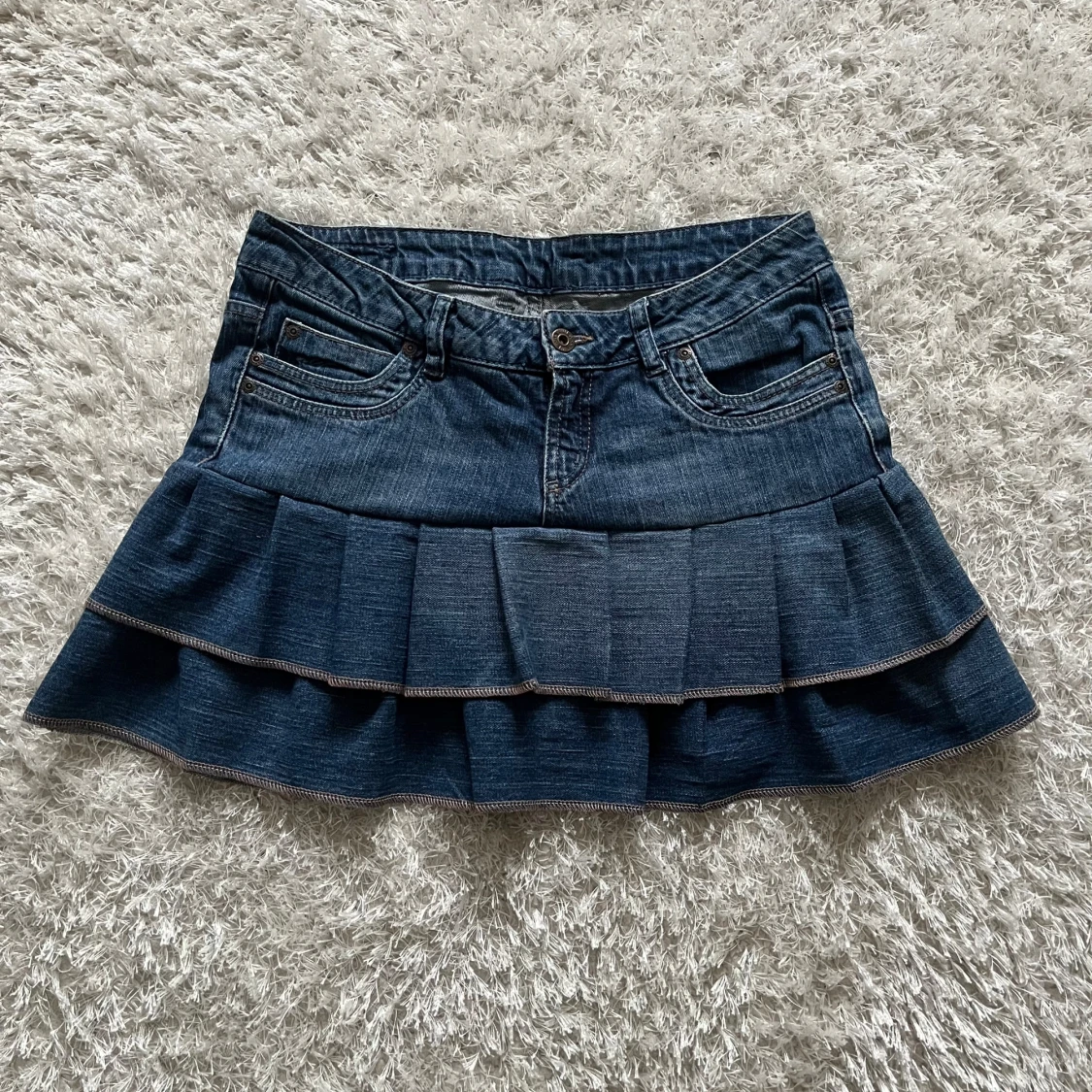 Mörkblå jeanskjol med volanger