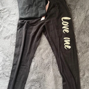 Grå pyjamas - Ett grått pyjamassett med rosa detaljer och motiv ’Love me’. Fint skick!