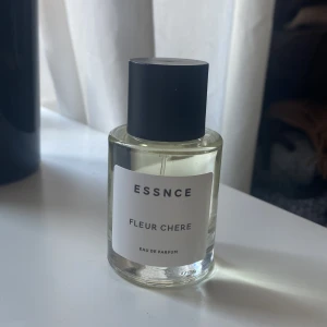 ESSNCE Fleur Chere Eau de Parfum - Säljer doften Fleur Chere från ESSNCE då doften inte passade mig. Endast provsprutad 1 gång. Skriv för fler frågor! :) 