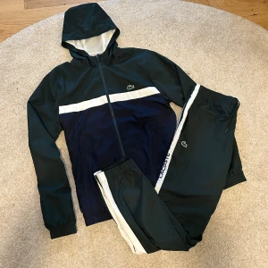Lacoste tracksuit  - Säljer en superfin Lacoste tracksuit som är i mycket bra skick. Storlek M. Skriv för intresse!