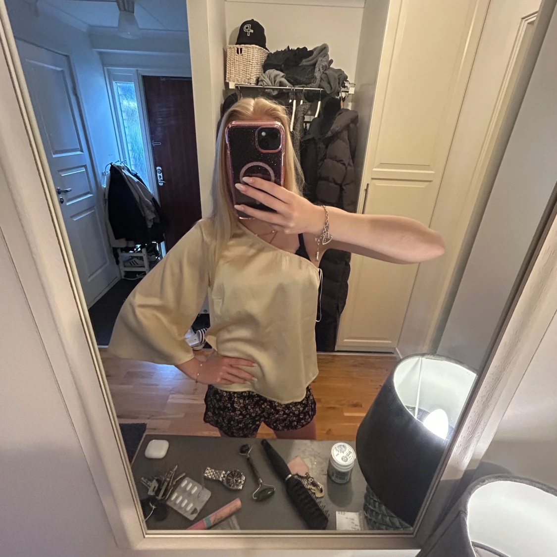 Champagnefärgad oneshoulder blus