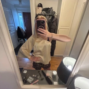 Champagnefärgad oneshoulder blus - Super fin blus som har one shoulder, använd en gång och säljer då jag tycker den är förstor på mig🩷skriv för frågor och andra saker🩷det är märke object men köpte på vero Moda 