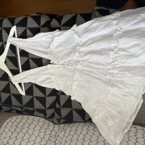 Vit klänning med volang  - Vit sommar volang klänning från boohoo, använd fåtal gånger!