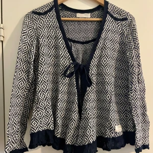 Mörkblåvit Mönstrad kofta från Odd Molly i stl 2  - Lite tunnare kofta, passar bra till sommaren.  Använd men i fint skick, inga noppor finns. 