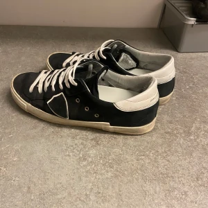 Svarta sneakers från Philippe Model - Säljer dessa svarta Philippe Model i storlek 43, riktiga med köparbevis, i hyfsat bra skick med nån defekt utanpå men inte mycket som syns, ställ gärna frågor vid funderingar. Box kommer med.