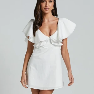 Vit kort klänning  - Ny med prislapp, säljer då den inte passade på mig från Showpo, Ordinarie pris 700kr💕pris kan diskuteras 💗passar perfekt till skolavslutning eller student 