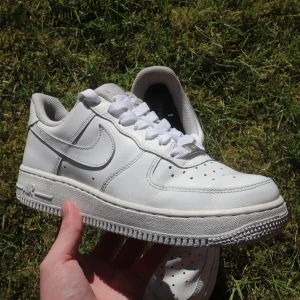 Vita Nike Air Force 1 sneakers - Använda fler antal gånger men är fortfarande i fint skick. Skador i hälen och några få rynkor. Nypris ca 1400kr. Storlek 38