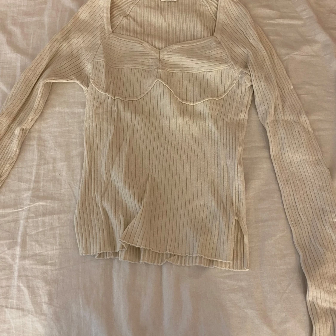 Ribbad vit långärmad topp med bystdetalj - 1