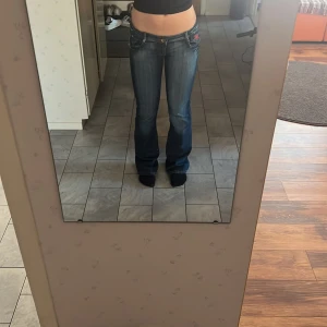 Blå lågmidjade bootcut jeans - Säljer mina lågmidjade bootcut/ gränsar till fleard jeans då dem e förstora för mig. Köpte secondhand men de är i väldigt bra skick. Passar storlek S/M, är 39cm över midjan. 