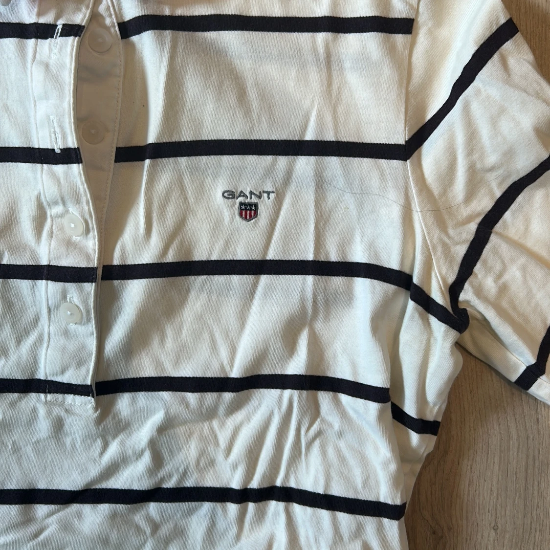 Vit och marinblå randig pikétröja från GANT - 1