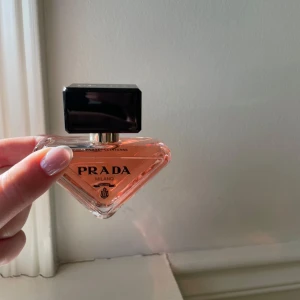 Prada parfym  - Hej, säljer denna populära Prada parfym intense. Aldrig använd. Köptes för 1100kr❤️ 