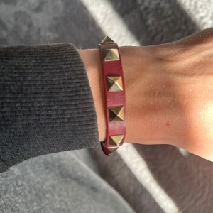 Valentino Armband  - Snyggt Vinrött valentino armband. Självklart äkta hör av er vid frågor eller funderingar!