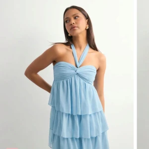 Blå klänning  - Från Nelly, helt ny! Den är i storlek S.