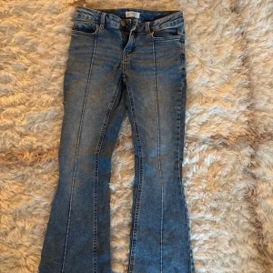 Lågmidjade bootcut jeans!! - Säljer mina super snygga jeans i strl 152 cm men passat mig som är 157 de är låga i midjan och har inga defekter🥰 skriv om frågor!!❤️ 