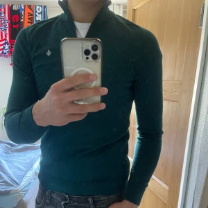 Morris Half-Zip - | Säljer en grön merinoulls Half-zip från Morris | Den är väl använd utan några skador skick 10/10 | Säljer den då den börjar bli för liten | Storlek M | Rekommenderar för dig som är runt 180 så sitter den nog perfekt | Nypris 1 200 men säljer den för 550 men priset går såklart att diskutera |