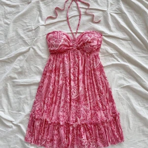 Klänning  - Finaste sommar klänningen som jag aldrig använt. Tyväär för små vid bröstet. 