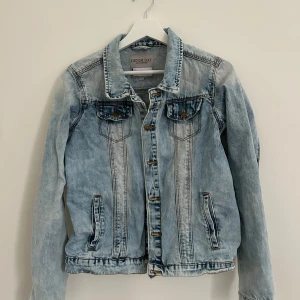 Blå jeansjacka  - Säljer denna superfina jeansjacka❣️                       I storlek 170 men passar xs och kanske S❣️