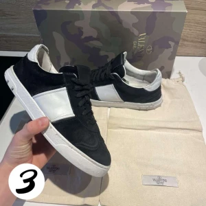Valentino Flycrew  - Tja! Säljer dessa as feta Valentino flycrew. Dem är i riktigt bra skick men har lossnat jätte lite från sulan på ett ställe och har tappat två nitar tyvärr. Nypris:7000kr Mitt pris: 2999k. Storlek 39 men passar mer åt 40-41.innersulor saknas!  Hör va er vid frågor mvh Hugo