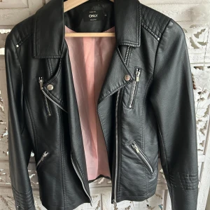 Svart skinnjacka från ONLY - Har små defekter vid taggen