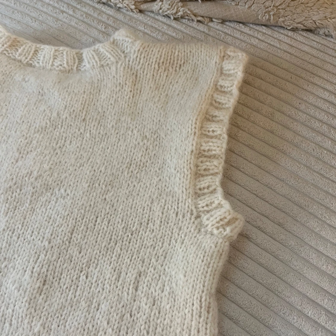 Vit stickad väst - 2