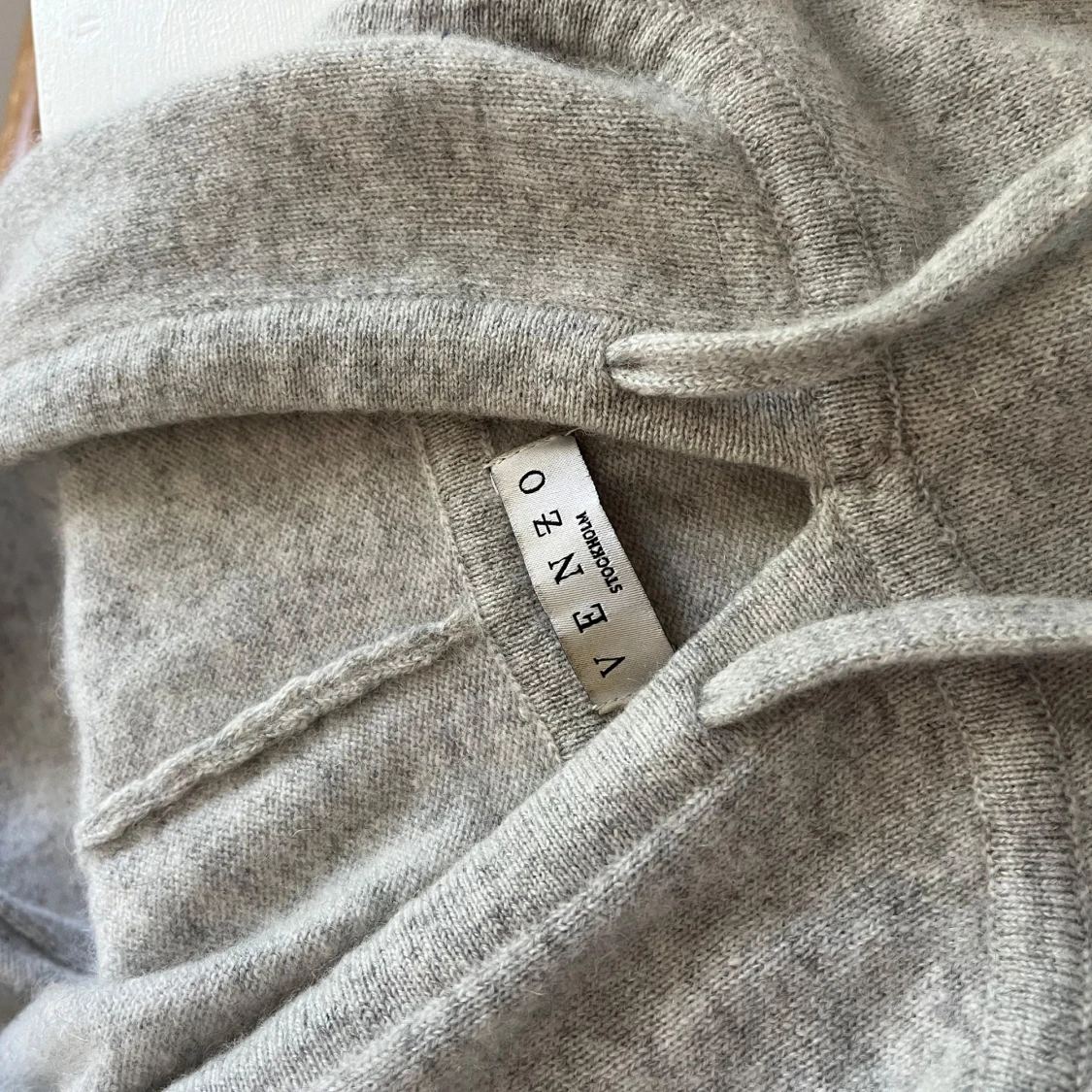 Ljusgrå hoodie i kashmir från Venzo - 2
