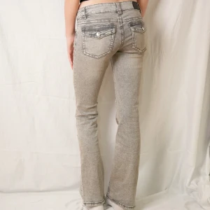 Gina tricot jeans - Säljer dessa jeans från Gina Tricot då de är lite korta för mig som är 175 cm. Så snygg passform och snygga med ett skärp! 💕(egna bilder)