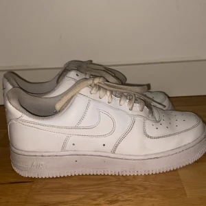 Vita Nike Air Force 1  - Jag säljer mina nästan helt nya air force 1 köpta hos Intersport förra sommaren. Endast använda ett par gånger, snörena behöver tvättas annars ser dom helt nya ut💕 storlek 38