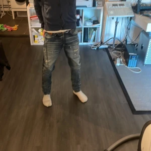 Jack n Jones Jeans - riktigt feta jack n jones jeans i modelen slim fit. dem är i fint skick och har riktigt schyssta slittningar