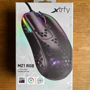 Xtrfy MZ1 RGB Rail Gaming Mouse - Gaming mus I nyskick, ej använd och förpackningen är ej bruten.  Nypris 799kr.  Kan hämtas i Vallentuna eller Täby. SPECIFIKATIONER  ANSLUTNING  Anslutning USB Trådlös Nej EGENSKAPER  Sensormodell Pixart 3389 Sensor Optisk Typ av brytare Kailh DPI 16000 dpi Max acceleration 50 G Antal knappar 4 Belysning Ja, RGB Scrollhjul Ja Färg Svart  Garanti 2 års garanti  MÅTT & VIKT  Kabellängd 1.8 m Bredd 58.5 mm Djup 111 mm Höjd 36.5 mm Vikt 56 g