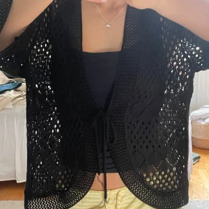 Virkad kofta  - Virkad kofta med trekvartsä och ett fint mönster! Går att knyta fram eller ha öppen🌼 står varken storlek eller märke men skulle säga att den funkar för storlek 34-40 
