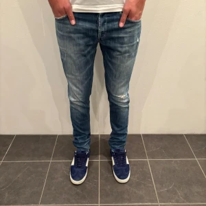 Dondup Jeans George  - Dondup Jeans George! Trendigaste jeansen på marknaden.  Skick= 9,5/10 Ny pris= 4000 kr Säljs för= 799 kr (Modellen har original slitningar från fabrik vilket är väldigt eftertraktat och populärt)