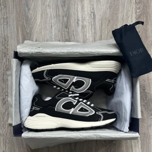 Dior B30 - Dior B30 ett par fina och bekväma skor perfekt för daglig användning finns i flera färger och storlekar skriv för mer info och in o följ Swe_no.1plug på i Instagram för mer kläder 