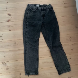 Svarta loose fit jeans från Grunt - Säljer ett par svarta jeans från Grunt i modellen Street Loose Taper. Jeansen har en avslappnad passform, fem fickor och elastisk midja. Tillverkade i ekologiskt material och har en snygg tvättad look. Säljer dessa jeans då dem inte passar mig längre och bara har legat i min garderob. Pris kan diskuteras😁