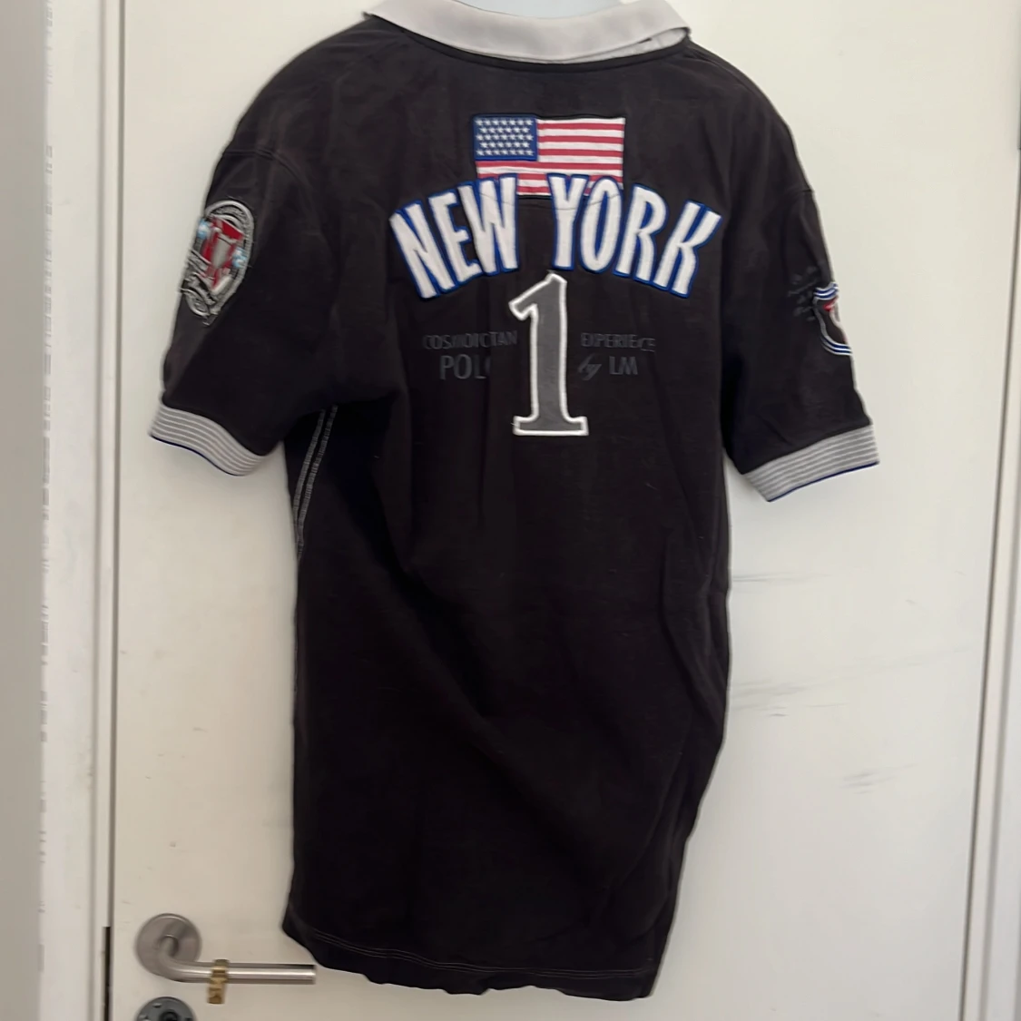 Svart pikétröja med New York-tryck och broderier - 1