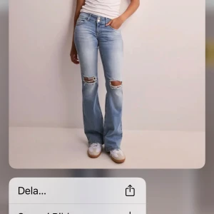 Ljusblå bootcut jeans med hål på knäna - Ny pris 699kr Säljer ett par ljusblå bootcut jeans med hål på båda knäna. Längst ner på byxorna vid hälen har det blivit två små hål eftersom att dom är för långa för mig, säljer pågrund av att dom inte är min stil. Längre, 
