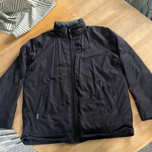 Fred Perry Jacka - Svin snygg Jacka från Fred Perry perfekt till sommar, vår och höst. Säljes då den var för stor. True to size. Finns även luva i kragen.