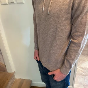 Kashmir hoodie - Beige Kashmir hoodie helt oanvänd i storlek S