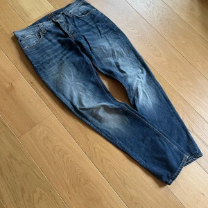 Nudie jeans grim Tim 34/32 - Säljer ett par feta nudie jeans i den populäraste modellen grim Tim! Storleken är 34/32! Perfekt färg året runt med as det tvätt ⚜️. Skriv vid frågor!