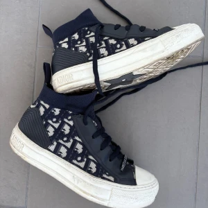Dior skor - Säljer mina dior sneakers, strl 37 🤎 köpta på vestaire collective! Dustbag medföljer vid köp. Nypris är runt 10.000kr. Sparsamt använda finns däremot några scratches + man kan putsa upp skorna 🤎kan gå ner lite i pris vid snabbaffär!!
