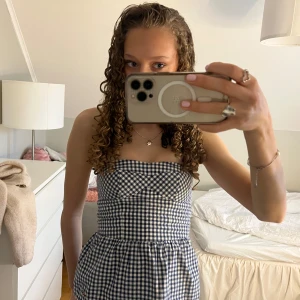 Rutig tubtopp från hollister - Gullig tubtopp i vitt och blått rutigt ifrån hollister! Storlek xs men är xxs🥰