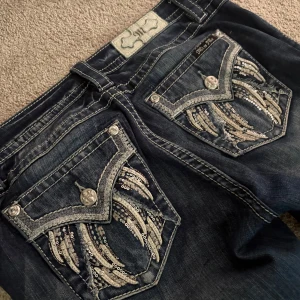 Missme jeans - Säljer ett par mörkblå missme jeans. I storlek 28, köpte de av en tjej på plick och har haft de på mig bara 2 gånger. Det finns 2 svarta linjer som du kan se på bilden och de går inte bort. Säljer de pga passar mig inte i storlek